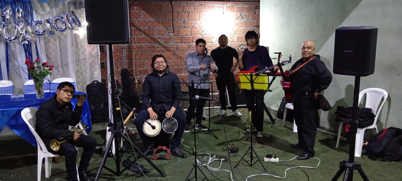 Preparandonos para tocar en una Colación